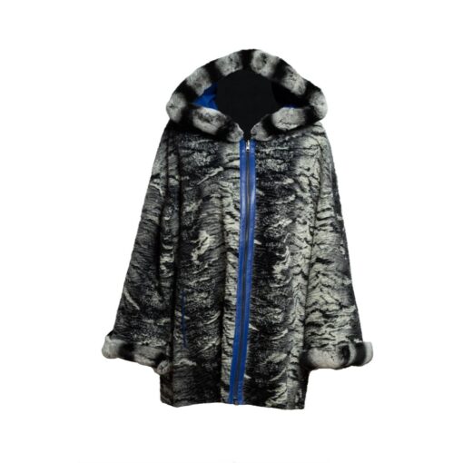 Abrigo de piel de chinchilla color gris y negro, con cierre azul y gorro. Para mujer