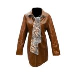 Abrigo de cuero reversible 3/4 color café, con bufanda estampada, para mujer.