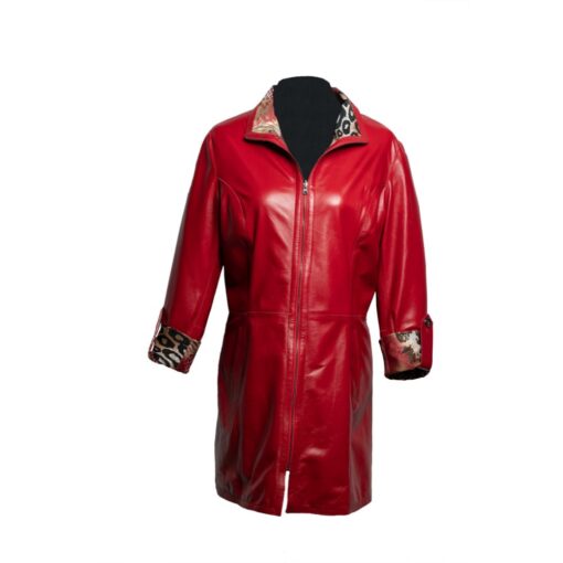 Abrigo de cuero reversible 3/4 rojo, con mangas estampadas y cierre.