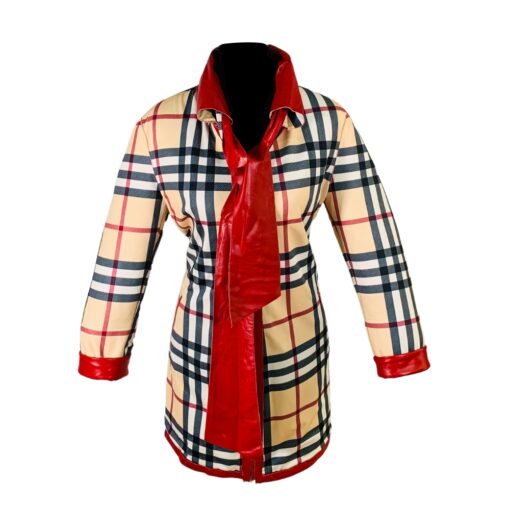 Chaqueta de cuero a cuadros con bufanda roja.